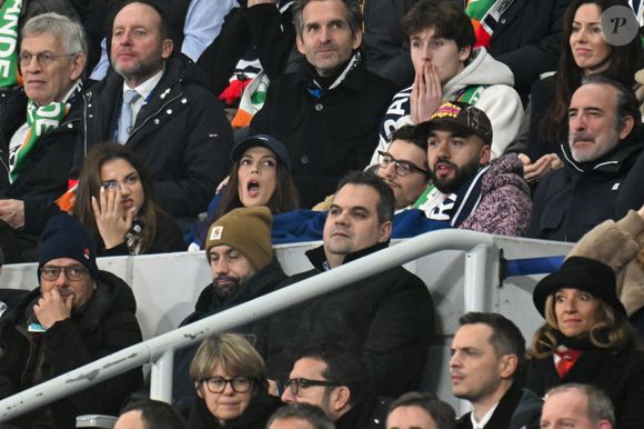 Iris Mittenaere, Jean Dujardin, Oli, B - Célébrités dans les tribunes du match d'ouverture du Tournoi des six nations : France-Irlande (36-14) au Stade de France à Saint-Denis le 5 février 2026. © Lionel Urman/Bestimage