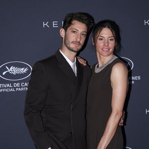 Pierre Niney et Natasha Andrews- Photocall du dîner "Women in Motion" par le groupe Kering, Place de la Castre, lors du 77ème Festival International du Film de Cannes le 19 mai 2024