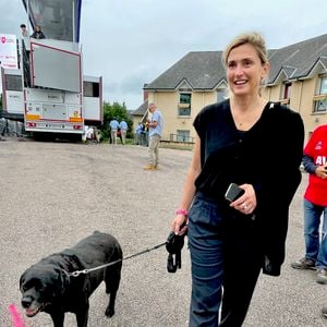 Exclusif - Julie Gayet et son chien à l’arrivée de la 3ème étape de la 58ème édition du Tour Du Limousin-Périgord Nouvelle Aquitaine à Masseret (Corrèze) le 21 août 2025.
© Fabien Faure / Bestimage