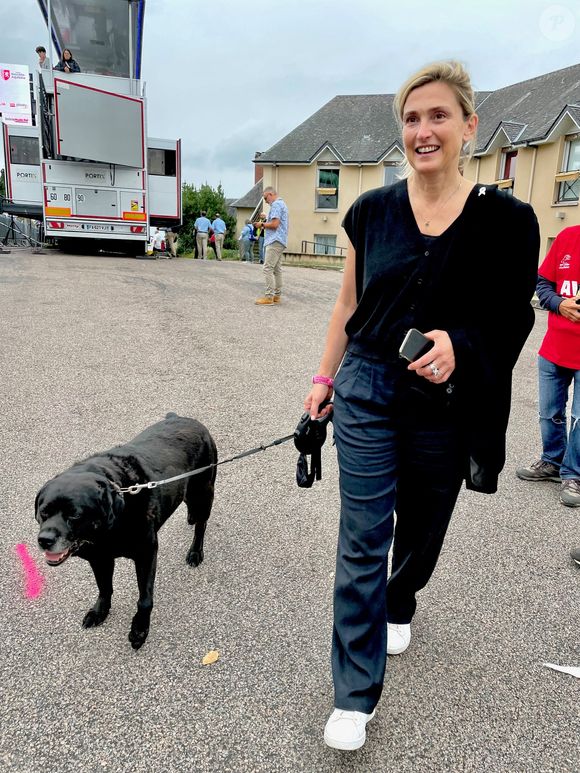 Exclusif - Julie Gayet et son chien à l’arrivée de la 3ème étape de la 58ème édition du Tour Du Limousin-Périgord Nouvelle Aquitaine à Masseret (Corrèze) le 21 août 2025.
© Fabien Faure / Bestimage
