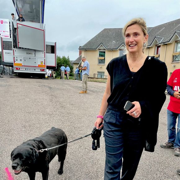 Exclusif - Julie Gayet et son chien à l’arrivée de la 3ème étape de la 58ème édition du Tour Du Limousin-Périgord Nouvelle Aquitaine à Masseret (Corrèze) le 21 août 2025.
© Fabien Faure / Bestimage