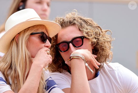 Isabelle Camus et son fils Joalukas Noah dans les tribunes lors des Internationaux de France de Tennis de Roland Garros 2025, à Paris, France, le 3 juin 2025. © Jacovides-Moreau/Bestimage