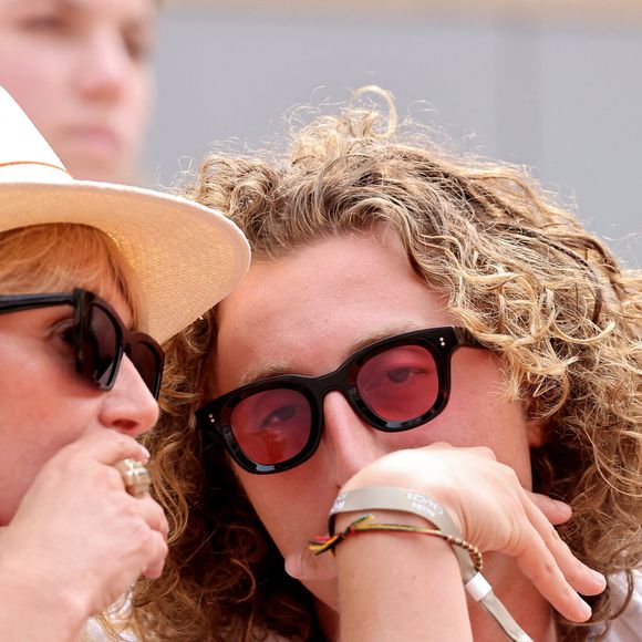 Isabelle Camus et son fils Joalukas Noah dans les tribunes lors des Internationaux de France de Tennis de Roland Garros 2025, à Paris, France, le 3 juin 2025. © Jacovides-Moreau/Bestimage