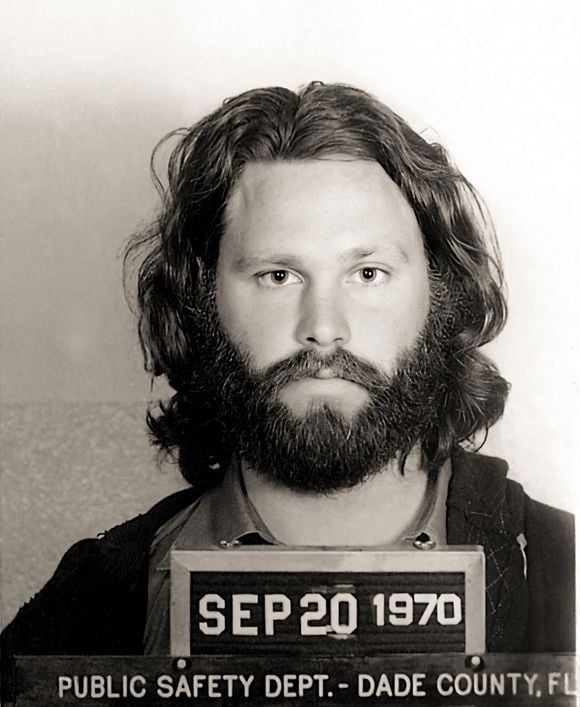 Le célèbre chanteur et compositeur JIM MORRISON ( 1943 - 1971 ) arrêté par la police. Jim a été accusé de délit d'outrage à la pudeur et de blasphème. Le chanteur a été arrêté après s'être exhibé lors d'un concert à Miami en mars 1969. Photo Alamy/ABACAPRESS.COM