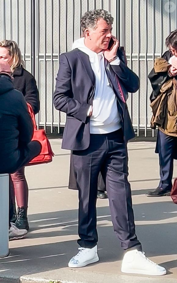 Stéphane Plaza en larmes à la sortie de son procès après avoir été reconnu coupable de "violences habituelles par concubin" et condamné à 12 mois de prison avec sursis, à Paris, France, le 18 février 2025. © Yehiel Chekroune/Bestimage
