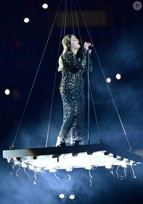La chanteuse Louane (Louane Emera), représentante de la France au concours de l'Eurovision, interpréte pour la première fois son titre Maman, en hommage à sa mère décédée lorsqu'elle avait 17 ans, devant les 80 000 spectateurs, suspendue sur une plateforme, plusieurs mètres au-dessus de la pelouse et des musiciens, du Stade de France à la mi-temps du match du Tournoi des Six Nations opposant la France à l'Écosse, à Saint-Denis, Seine Saint-Denis, France, le 15 mars 2025. © CHristian Liewig/Bestimage