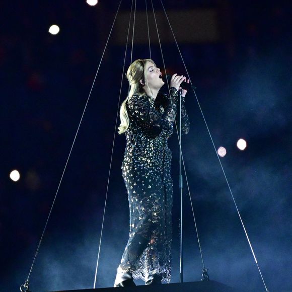 La chanteuse Louane (Louane Emera), représentante de la France au concours de l'Eurovision, interpréte pour la première fois son titre Maman, en hommage à sa mère décédée lorsqu'elle avait 17 ans, devant les 80 000 spectateurs, suspendue sur une plateforme, plusieurs mètres au-dessus de la pelouse et des musiciens, du Stade de France à la mi-temps du match du Tournoi des Six Nations opposant la France à l'Écosse, à Saint-Denis, Seine Saint-Denis, France, le 15 mars 2025. © CHristian Liewig/Bestimage