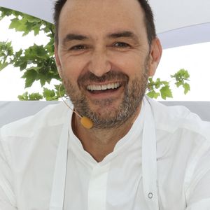 Le chef étoilé Cyril Lignac possède un palais habitué à la haute gastronomie.

La nouvelle équipe du "Le Meilleur Pâtissier" - Les Chefs à Saint-Tropez fêtent les producteurs - Inauguration des Chefs et les producteurs se retrouvent sur la place des Lices à Saint-Tropez. Le chef Cyril Lignac. ©Jean-Marc Lhomer / Bestimage.