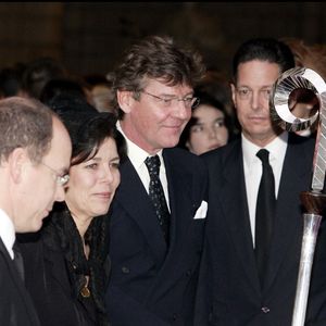 Le prince Albert II de Monaco, la princesse Caroline de Hanovre et le prince Ernst Auguste Hanovre lors de la messe commémorative du premier anniversaire de la mort de la Prince Rainier de Monaco, en 2006. DOMINIQUE JACOVIDES / BESTIMAGE