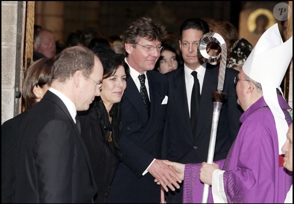 Le prince Albert II de Monaco, la princesse Caroline de Hanovre et le prince Ernst Auguste Hanovre lors de la messe commémorative du premier anniversaire de la mort de la Prince Rainier de Monaco, en 2006. DOMINIQUE JACOVIDES / BESTIMAGE