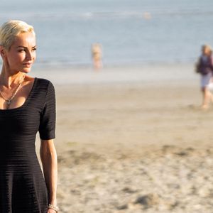Exclusif - Adriana Karembeu pose sur la plage de La Baule le 13 juin 2026.