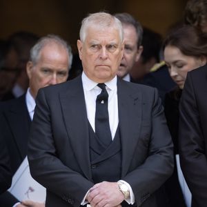 Le contenu de mails qu'il aurait envoyé à Jeffrey Esptein a été dévoilé.

Le prince Andrew, duc d'York, quittant la cathédrale de Westminster après les funérailles de la duchesse de Kent. Photo by GOFF  / BESTIMAGE