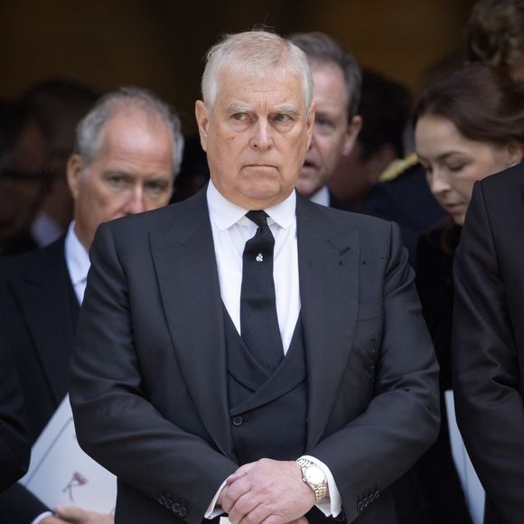 Le contenu de mails qu'il aurait envoyé à Jeffrey Esptein a été dévoilé.

Le prince Andrew, duc d'York, quittant la cathédrale de Westminster après les funérailles de la duchesse de Kent. Photo by GOFF  / BESTIMAGE