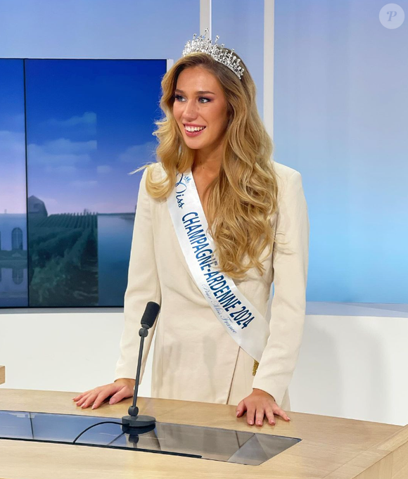 Il s'agit de Louison Thevenin, Miss Champagne-Ardenne 2024.

Louison Thevenin, Miss Champagne-Ardenne 2024 en route pour Miss France.