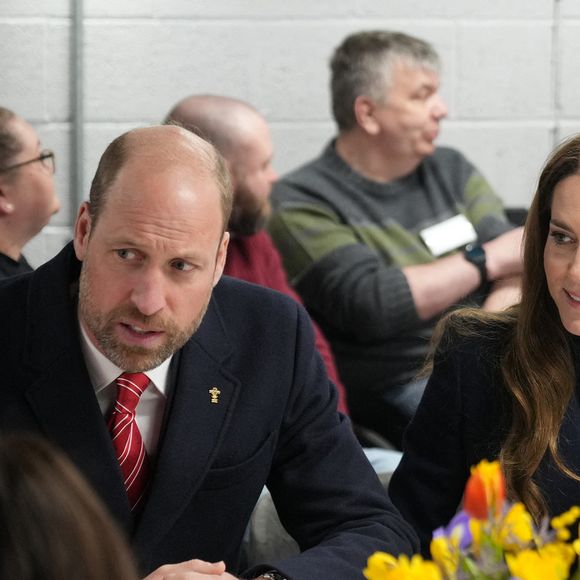 "William voulait voler de ses propres ailes", a précisé un initié à nos confrères. Manifestement, le prince William "ne voulait plus faire appel aux avocats de son père. C'est aussi simple que ça. Il veut être son propre maître", apprend-on. 

Le prince William, prince de Galles, et Catherine (Kate) Middleton, princesse de Galles, rencontrent des joueurs blessés, en marge du match du tournoi des Six Nations entre le Pays de Galles et l'Angleterre à Cardiff, le 15 mars 2025. (Julien Burton / Bestimage).