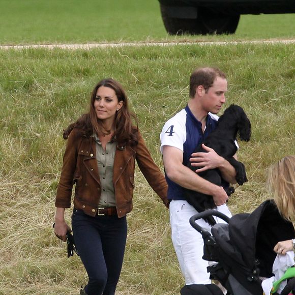 Il faut dire que depuis le décès de leur premier chien, Lupo, en 2020, Orla est devenue une véritable compagne de jeu et de tendresse pour les jeunes princes.

17 juin 2012 : Ici, le prince William et Catherine Kate Middleton, duchesse de Cambridge, avec Lupo. AGENCE / BESTIMAGE