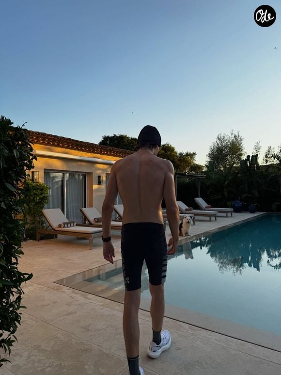 Le jeune homme en profite également pour pratiquer le running afin d'entretenir sa silhouette.

Extrait du compte Instagram de Cameron Smet.

© Instagram / Cameron Smet