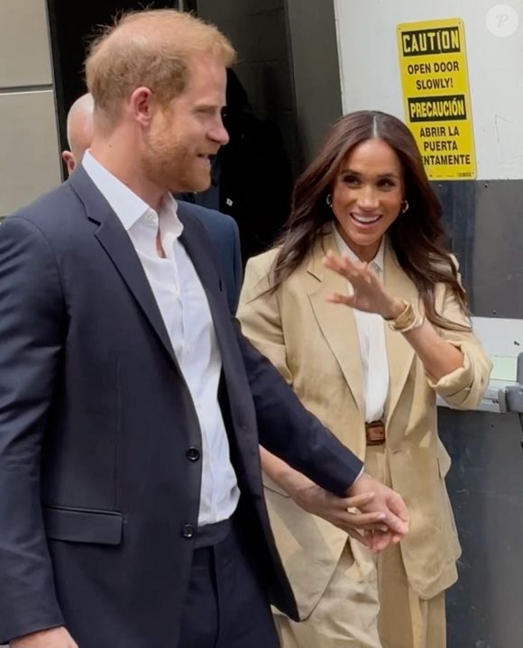 Ayant laissé ses cheveux détachés en plus de ses créoles dorées, Meghan Markle a également opté pour de somptueux escarpins Manolo Blahnik en daim de la même couleur que son bel ensemble à 5000 dollars.  

Le prince Harry, duc de Sussex et Meghan Markle, duchesse de Sussex, quittent leur hôtel par une porte dérobée à New York, le 23 avril 2025. (Backgrid USA / Bestimage).