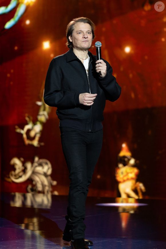 Benabar pour les surprises de l'enregistrement de l'émission "La Boîte à secrets", présentée par F.Bollaert et diffusée le 16 janvier 2026 sur France 3, dans les studios du Lendit à Saint-Denis, France, le 16 décembre 2025. © Cyril Moreau/Bestimage