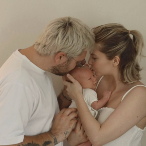 “Charlotte merci pour ce cadeau. Merci pour notre famille. Je t'aime.”  écrit avec émotion l'humoriste sur Instagram


Jeff Panacloc et sa compagne posent en compagnie de leur nouveau-né. Photo Instagram