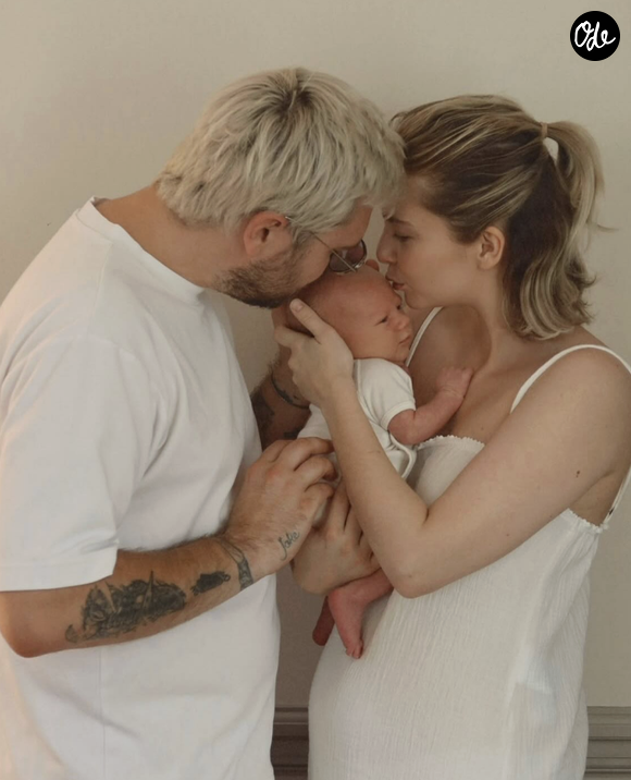 “Charlotte merci pour ce cadeau. Merci pour notre famille. Je t'aime.”  écrit avec émotion l'humoriste sur Instagram


Jeff Panacloc et sa compagne posent en compagnie de leur nouveau-né. Photo Instagram