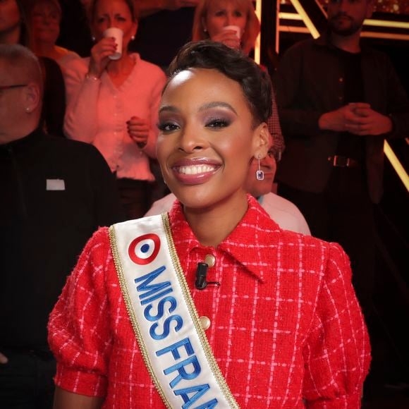 La nouvelle Miss France fera une apparition à l'écran
Exclusif - Angélique Angarni-Filopon, miss France 2025 sur le plateau de l'émission "Touche pas à mon poste" (TPMP) diffusée en direct sur C8 le 17 décembre 2024.

© Jack Tribeca / Bestimage