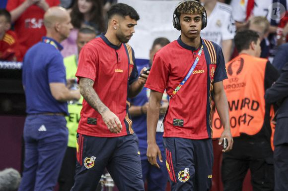 "Merci à tous pour vos encouragements. Je vais mieux. Je vous embrasse", a écrit Mounir Nasraoui
 
Lamine Yamal - reconnaissance du terrain par les joueurs de l'équipe de Espagne - Demi-finale de l'Euro 2024 entre l'Espagne et la France (2-1) à Munich en Allemagne le 9 juillet 2024.