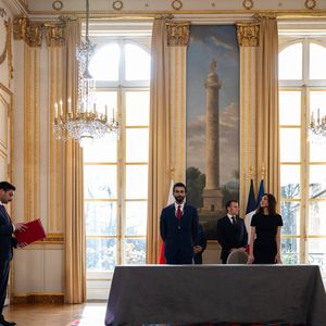 Signature de l'accord par le général de corps d'armée, Son Altesse Cheikh Nasser bin Hamad Al Khalifa, conseiller à la sécurité nationale, commandant de la garde royale et secrétaire général du Conseil suprême de défense du Royaume de Bahreïn, et Alice Rufo, ministre déléguée auprès du ministre des Forces armées et des Anciens combattants. Le président français Emmanuel Macron et le roi de Bahreïn Hamad bin Isa al-Khalifa avant leur rencontre au palais présidentiel de l'Élysée à Paris, France. Le 6 février 2026. Jeanne Accorsini/Pool/Bestimage