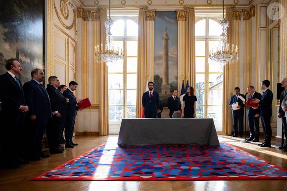 Signature de l'accord par le général de corps d'armée, Son Altesse Cheikh Nasser bin Hamad Al Khalifa, conseiller à la sécurité nationale, commandant de la garde royale et secrétaire général du Conseil suprême de défense du Royaume de Bahreïn, et Alice Rufo, ministre déléguée auprès du ministre des Forces armées et des Anciens combattants. Le président français Emmanuel Macron et le roi de Bahreïn Hamad bin Isa al-Khalifa avant leur rencontre au palais présidentiel de l'Élysée à Paris, France. Le 6 février 2026. Jeanne Accorsini/Pool/Bestimage