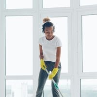 Mélanger du dentifrice avec du bicarbonate de soude : à quoi ça sert et pourquoi c’est recommandé ?