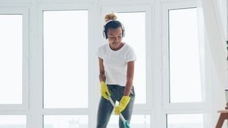 Mélanger du dentifrice avec du bicarbonate de soude : à quoi ça sert et pourquoi c’est recommandé ?