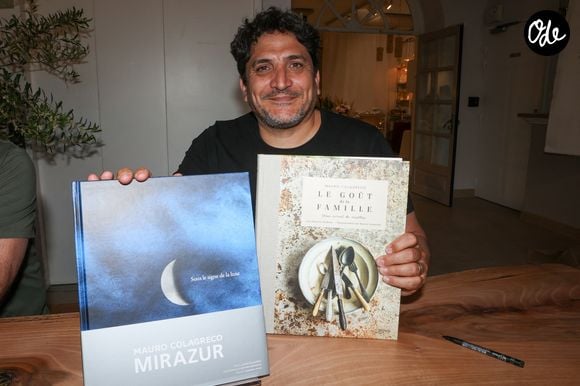 Et même s'il était déjà familier avec la griffe française, avec laquelle il collabore déjà à Bangkok, l'approche tropézienne se veut unique. 

Les Chefs à Saint-Tropez fêtent les producteurs 2026. Mauro Colagreco en dédicace salle Jean Desplas, place des Lices à Saint-Tropez, le 3 mai 2026. © Jean-Marc LhomerBestimage.