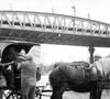 La maison Poilâne, emblème de la boulangerie française depuis 1932, traverse actuellement une grave crise et a été placée en redressement judiciaire en janvier 2026. 

Max Poilane vend du pain depuis sa charrette tirée par un cheval (Image : Keystone Press Agency/ZUMA Press Wire)