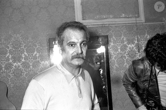 Archives - Georges Brassens dans sa loge. En 1969. AGENCE / BESTIMAGE