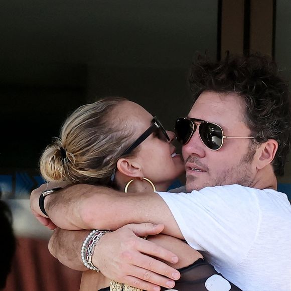 Exclusif - Laeticia Hallyday accompagnée de son compagnon Frédéric Suant et de sa fille Joy sont aller accueillir Jade à l'aéroport de Saint-Barthélemy-Rémy-de-Haenen où tout le monde se retrouve pour le 50ème anniversaire de Laeticia, à Saint-Jean, Saint-Barthélémy, Antilles françaises, France, le 15 mars 2025. © DOMINIQUE JACOVIDES / BESTIMAGE
