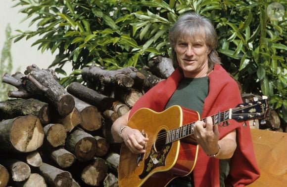"C'était une forêt vierge lorsque je suis arrivé ici", racontait-il récemment aux journalistes de "JD News"

Archive - Hugues Aufray - En France, Hugues AUFRAY jouant de la guitare, en extérieur, chez lui, dans sa maison de Marnes-la-Coquette Michel MARIZY via Bestimage