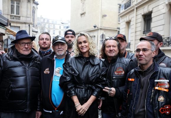 Jean-Claude Camus et Laeticia Hallyday rencontrent les bikers venus rendre hommage au chanteur lors de l'inauguration d'une plaque commémorative en hommage à Johnny Hallyday devant l'immeuble où le chanteur français a grandi dans le 9ème arrondissement de Paris, France, le 22 décembre 2023.© Dominique Jacovides/Bestimage
