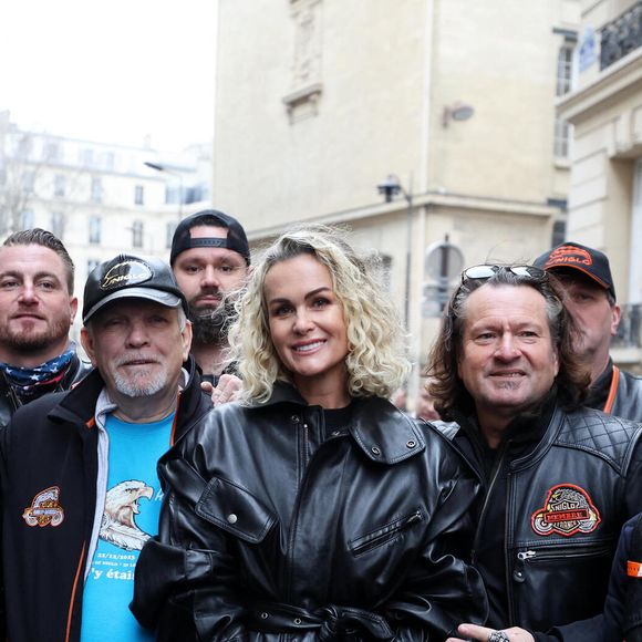 Jean-Claude Camus et Laeticia Hallyday rencontrent les bikers venus rendre hommage au chanteur lors de l'inauguration d'une plaque commémorative en hommage à Johnny Hallyday devant l'immeuble où le chanteur français a grandi dans le 9ème arrondissement de Paris, France, le 22 décembre 2023.© Dominique Jacovides/Bestimage