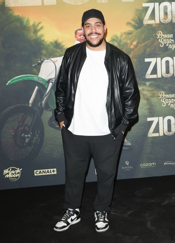 Aziz Aboudrar au photocall de la première du film Zion au cinéma Le Grand Rex à Paris, France, le 4 avril 2025. © Coadic Guirec/Bestimage