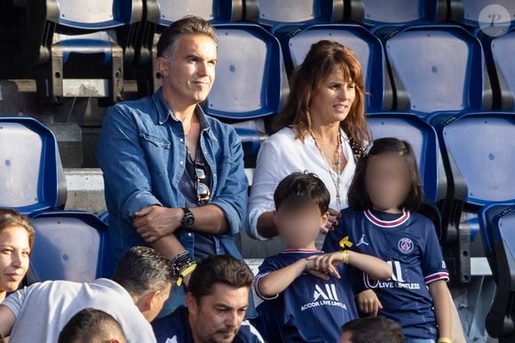 Faustine Bollaert, son mari Maxime Chattam et leurs enfants Abbie et Peter sont en tribune lors de la rencontre de football Paris Saint Germain PSG contre Clermont (4-0) au Parc des Princes à Paris le 11 septembre 2021.