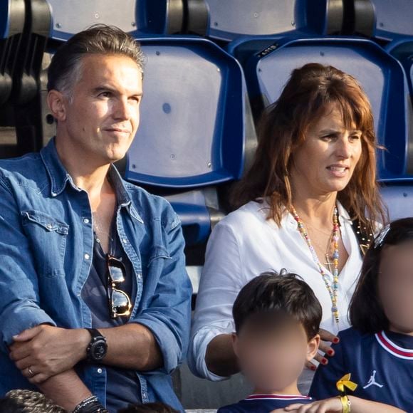 Faustine Bollaert, son mari Maxime Chattam et leurs enfants Abbie et Peter sont en tribune lors de la rencontre de football Paris Saint Germain PSG contre Clermont (4-0) au Parc des Princes à Paris le 11 septembre 2021.