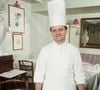 Les pommes de terre sont cuites entières, pelées encore tièdes puis passées au moulin à légumes avant d’être légèrement desséchées sur feu doux.

En France, à Paris, au restaurant Jamin, portrait du chef Joël Robuchon en tenue de cuisinier
© Michel Croizard via Bestimage