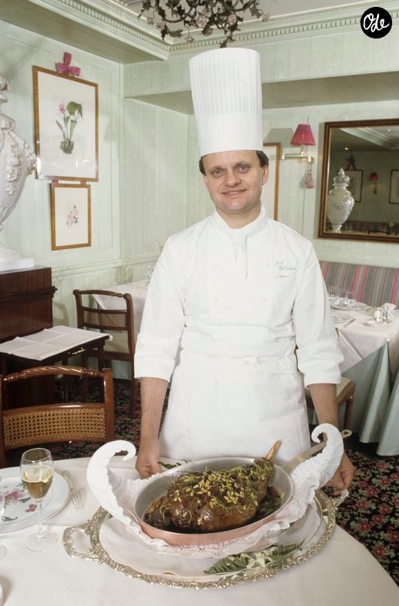 Les pommes de terre sont cuites entières, pelées encore tièdes puis passées au moulin à légumes avant d’être légèrement desséchées sur feu doux.

En France, à Paris, au restaurant Jamin, portrait du chef Joël Robuchon en tenue de cuisinier
© Michel Croizard via Bestimage