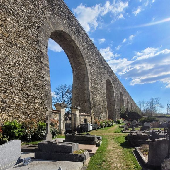 Vue générale du cimetière des Arches à Louveciennes, en France. L'ancien présentateur du journal de 13 heures de TF1, décédé le 2 mars 2022 à l'âge de 71 ans, repose dans cette commune du département des Yvelines. Louveciennes, Yvelines, France le 1er avril 2025. Photo by ABACAPRESS.COM