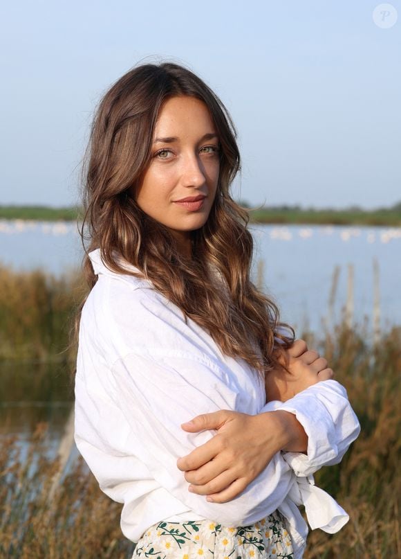 Exclusif - Rendez-vous avec l'actrice Zoï Séverin ("Ici tout commence") à la tour Carbonnière à Saint-Laurent-d'Aigouze, le 3 août 2024. 
© Denis Guignebourg / Bestimage