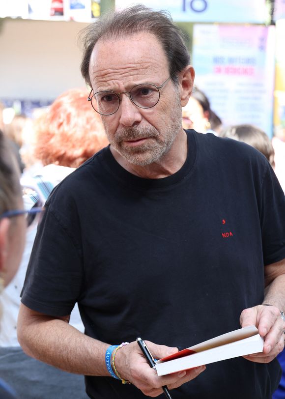 Marc Levy - Festival du Livre de Paris 2025 au Grand Palais à Paris le 11 avril 2025.

© Denis Guignebourg / Bestimage