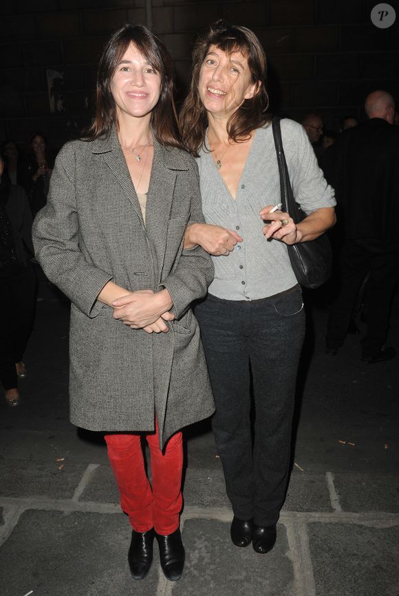 Charlotte Gainsbourg et Kate Barry - Paris le , 25 09 2013 - Inauguration de la galerie cinema de Anne Dominique Toussaint et vernissage de l'exposition " Point of View " de Kate Barry VEEREN / BESTIMAGE