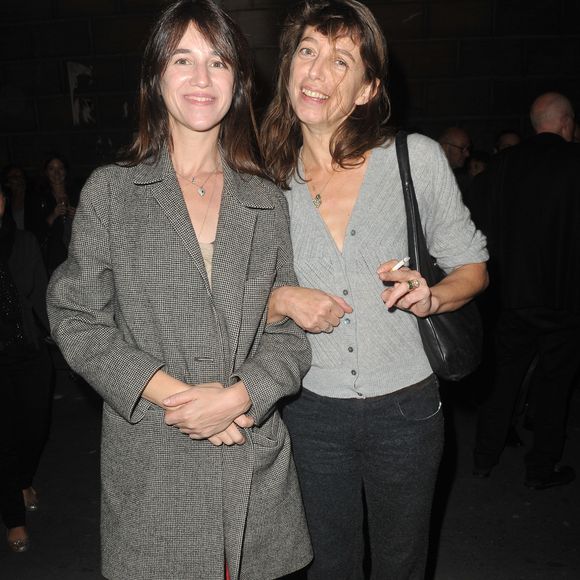 Charlotte Gainsbourg et Kate Barry - Paris le , 25 09 2013 - Inauguration de la galerie cinema de Anne Dominique Toussaint et vernissage de l'exposition " Point of View " de Kate Barry VEEREN / BESTIMAGE