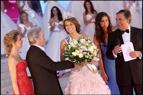 Laury Thilleman, avec Sylvie Tellier, Jean-Pierre Foucault et Alain Delon, élue Miss France 2011 à Caen le 4 décembre 2010.