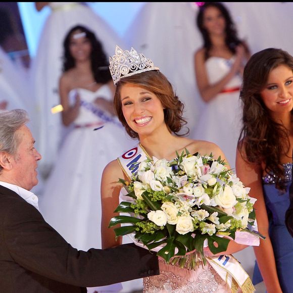 Laury Thilleman, avec Sylvie Tellier, Jean-Pierre Foucault et Alain Delon, élue Miss France 2011 à Caen le 4 décembre 2010.